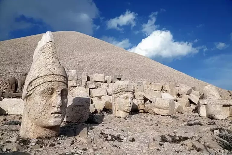 Nemrut Dağı: Güneşin Doğuşuna Tanıklık