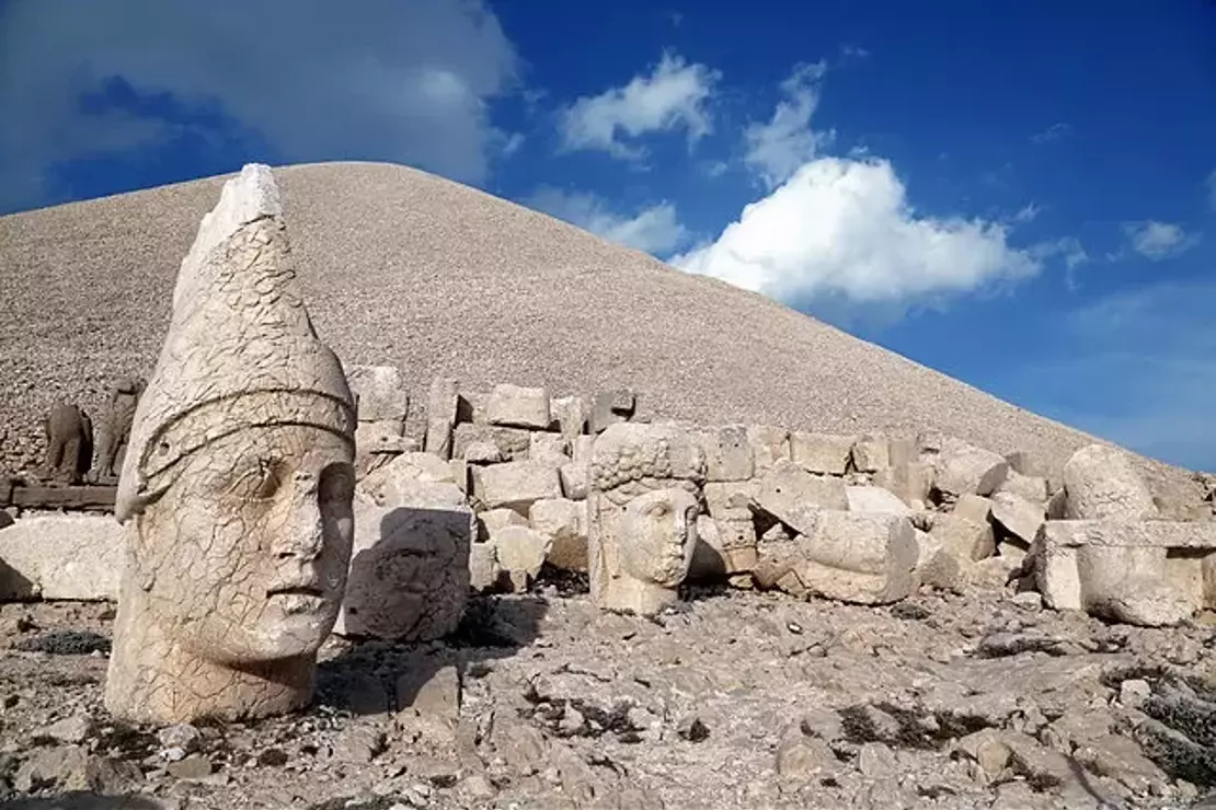 Nemrut Dağı: Güneşin Doğuşuna Tanıklık