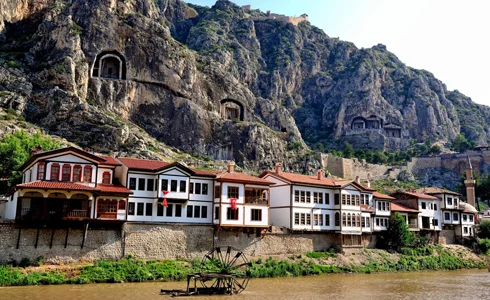 Yalıboyu Evleri – Amasya’nın Yeşilırmak Kıyısındaki Tarihi Mirası