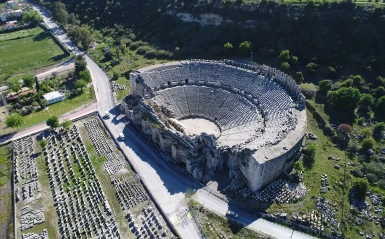 Perge Antik Kenti – Antalya | Roma Döneminin İzinde Büyüleyici Bir Tarih Yolculuğu