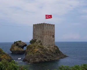 Rize Kız Kalesi: Ziyaret Bilgileri, Tarihi ve Manzarası