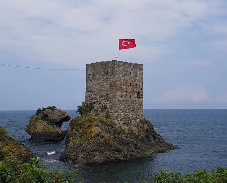 Rize Kız Kalesi: Ziyaret Bilgileri, Tarihi ve Manzarası